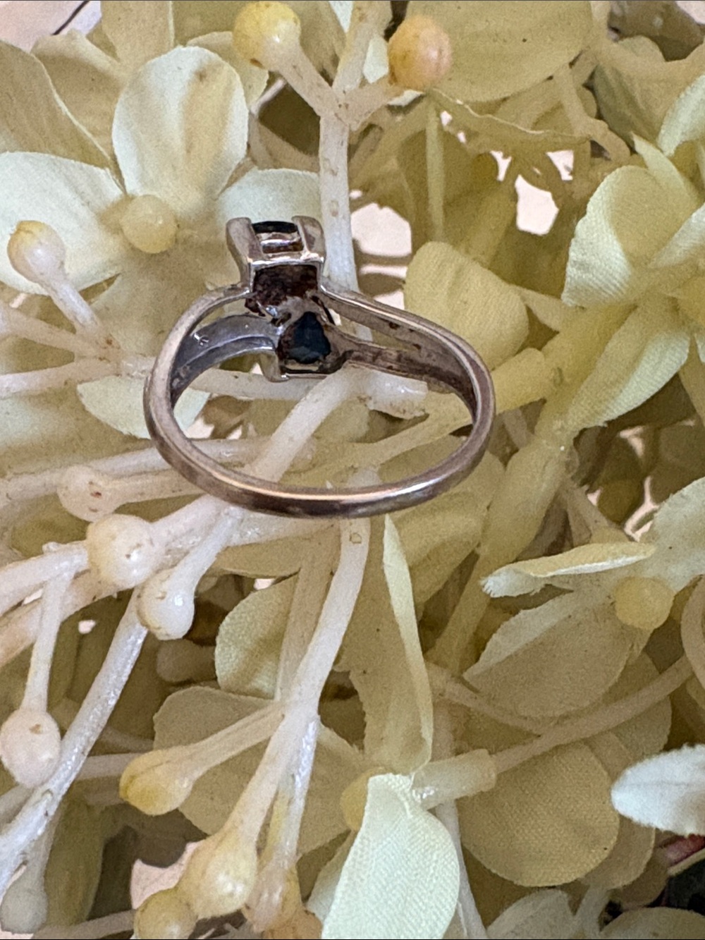 Elegant Silver Ring with Deep Blue Triangle Gemstones - Picture 4 of 4